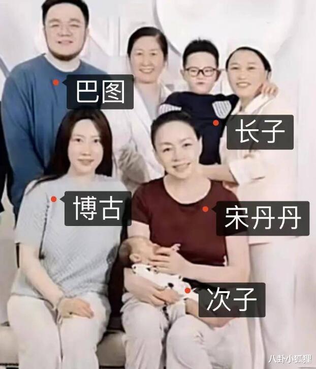 宋丹丹|宋丹丹与老公三亚度假，携4岁孙子坐泳池边聊天，有说有笑好恩爱