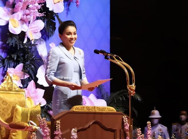 电影霸主|苏提达得到诗丽吉认可,独自亮相开启公务首秀,高调出镜地位崇高