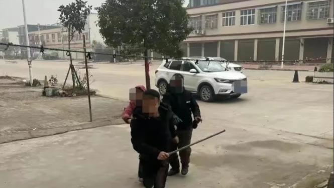 河南驻马店，董女士给发小王女士介绍对象，王女士觉得自己年龄还小，还不想结婚，就去东