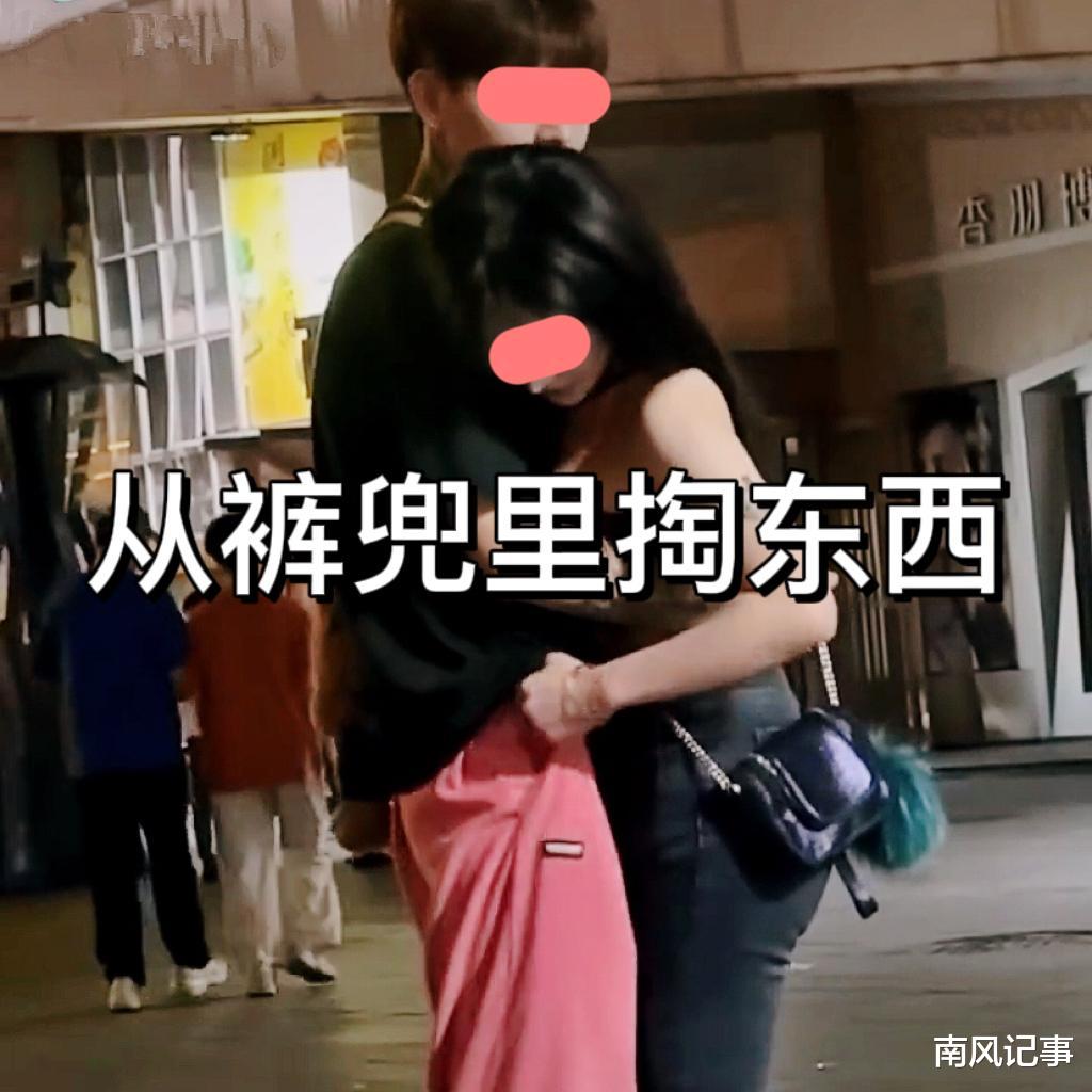 深圳情侣街头相拥，女生从男生裤兜里掏东西，网友：一看就不正经