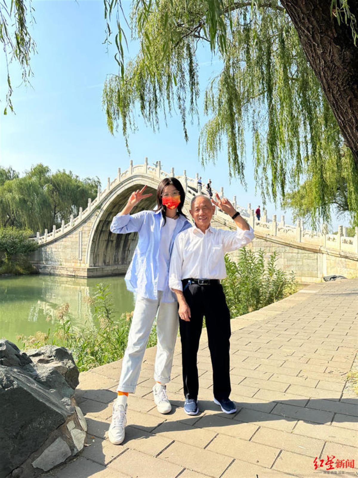 女孩带84岁独居爷爷游中国,爷爷的笑容真的证明了一切!