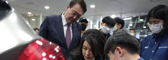 短发 50岁韩第一夫人终于换发型，把卷发换成直发美炸了，红白配太嫩