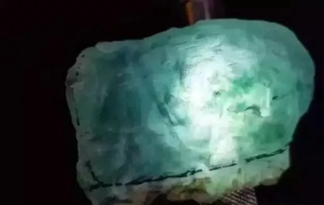 翡翠|一块莫西沙脱沙翡翠原石，切开后无棉，无杂质，起货效果惊艳众人!