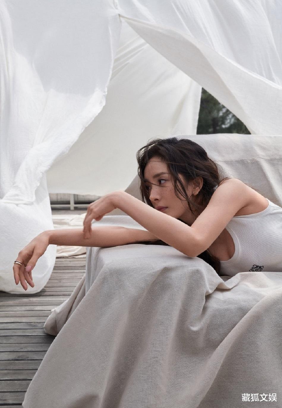 杨幂|杨幂夏日封面大片释出,雀斑妆搭湿发太迷人,粉丝反而一边倒嫌弃