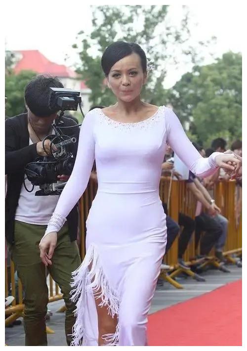 “中年美妇”王琳：两婚两离，35岁生下儿子，52岁还宛如少女