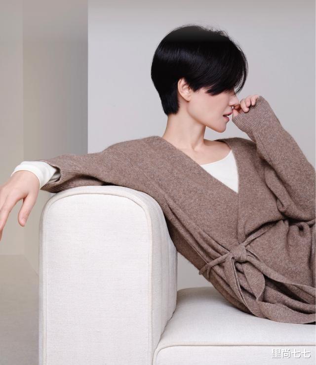 王菲|王菲刘嘉玲聚餐,同穿黑色造型的王菲更朴素,但气质却明显更抢眼