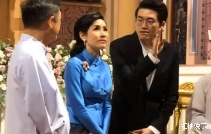 诗妮娜|70岁泰王终于气消了，跟诗妮娜破镜重圆，王室办公室晒情侣海报