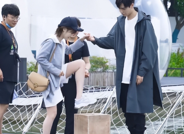 吻戏|爱情剧里唯美的吻戏、公主抱,真实拍摄大有猫腻,难怪不敢露全身