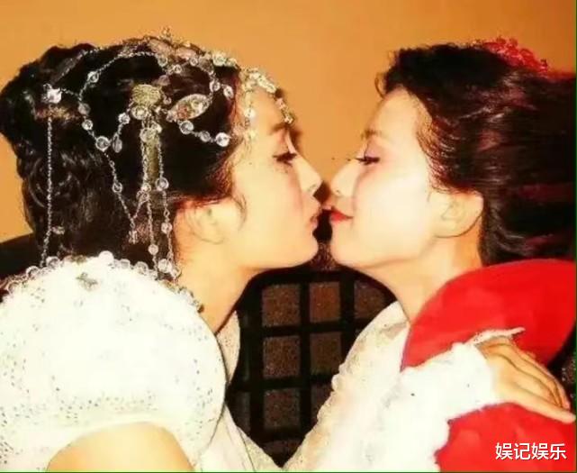 杨幂|杨幂时隔11年再给刘诗诗庆生，晒两人旅行照，手挽手感情好