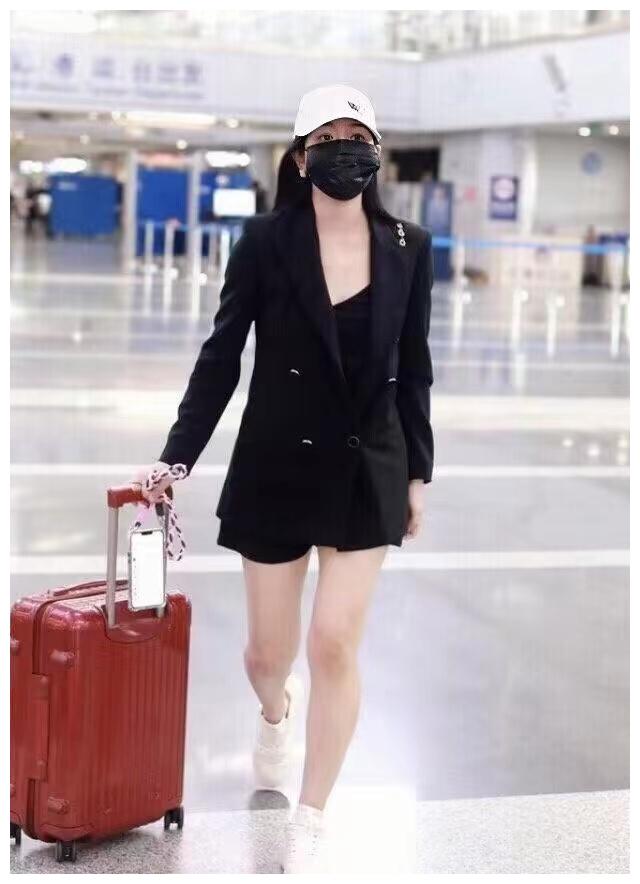 陈妍希|陈妍希厉害了，机场图不P就放出来，这种“腿型”好真实
