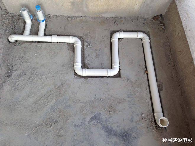 楼上的邻居把阳台改成厕所,我就笑笑不说话,1个月后哭着拆掉了