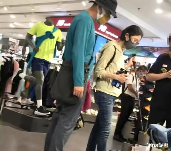 郭蔼明|刘青云商场牵妻子超腻歪，郭蔼明穿紧身裤没生娃就是嫩，结婚24年似初恋