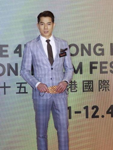 洪金宝|70岁洪金宝穿格纹衫亮相，越来越像普通老头，少了年轻时的霸气感