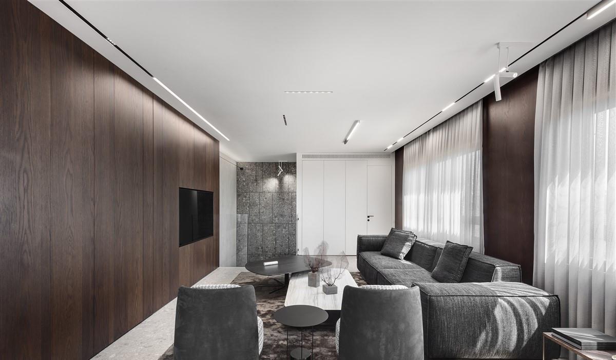 178㎡复式上下2层，装修大气雅致看不出一丝的俗气，大阳台好舒服