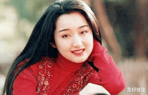 杨钰莹|19岁的杨钰莹有多美？上央视工作人员称被其美貌“吓到了”，美貌真的少见