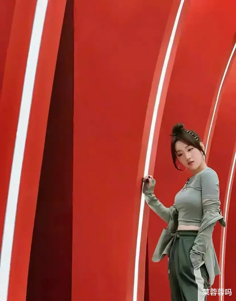 杨钰莹|50岁的杨钰莹，她真不是在装嫩！