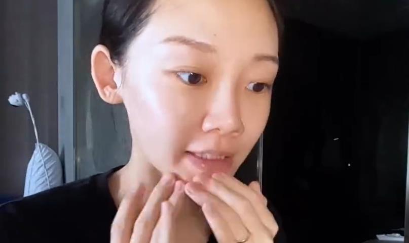 苗苗|郑恺老婆苗苗隔离生活太真实！抢菜抢到手抽筋，徒手抓饼吃太随意