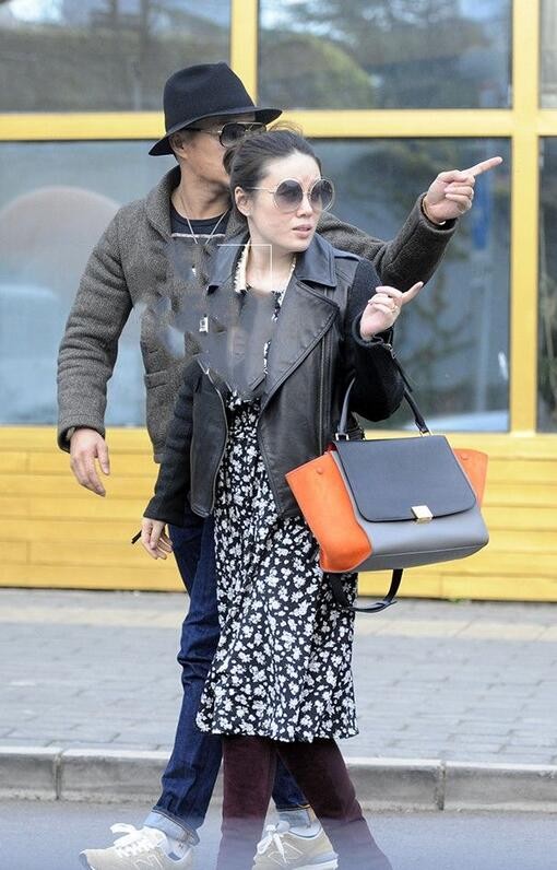 御家汇 段奕宏日籍老婆真有气质!穿印花裙简约不失优雅,意外撞脸宋慧乔