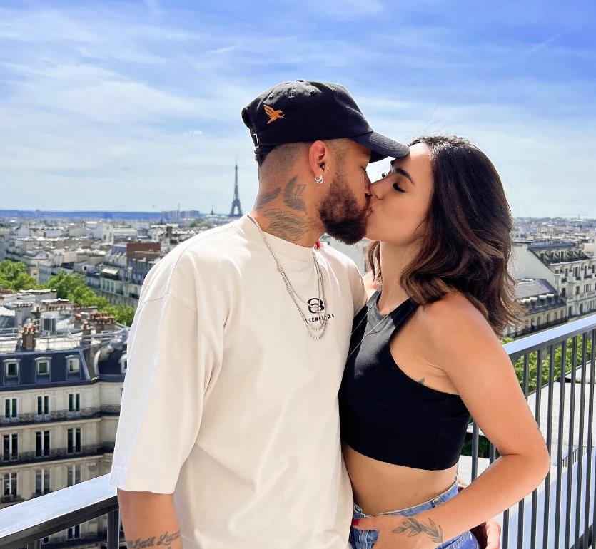 内马尔|内马尔带新女友海滩狂欢，两人都叫布鲁娜，长相神似，身材火辣