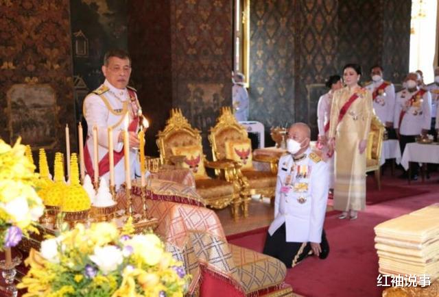 诗妮娜|44岁苏提达宣示主权，当众秀恩爱说悄悄话，不考虑诗妮娜感受