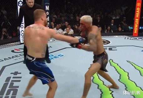 UFC|115秒，UFC惊天大翻盘！轻量级之王2次被击倒，最终裸绞降服对手
