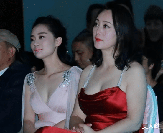 大宋佳|大宋佳携女儿亮相！59岁穿荡领吊带裙风情万种太迷人，女儿长得超像妈却没妈漂亮
