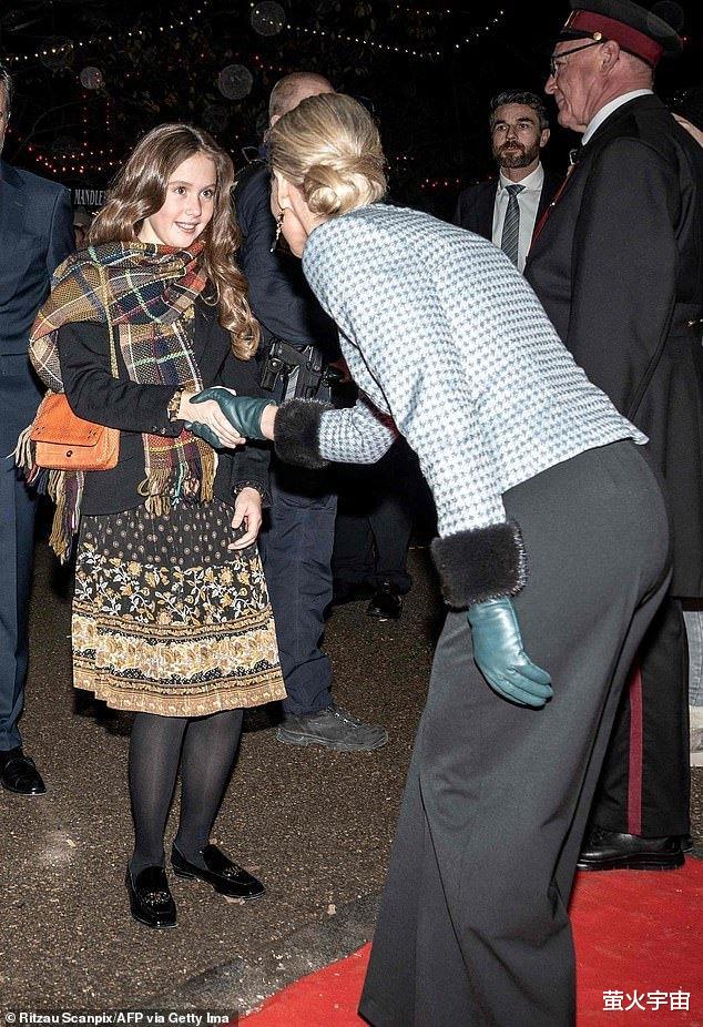 玛格丽特二世|82岁丹麦女王上演罕见一幕，向观众行屈膝礼；11岁孙女颜值逆袭