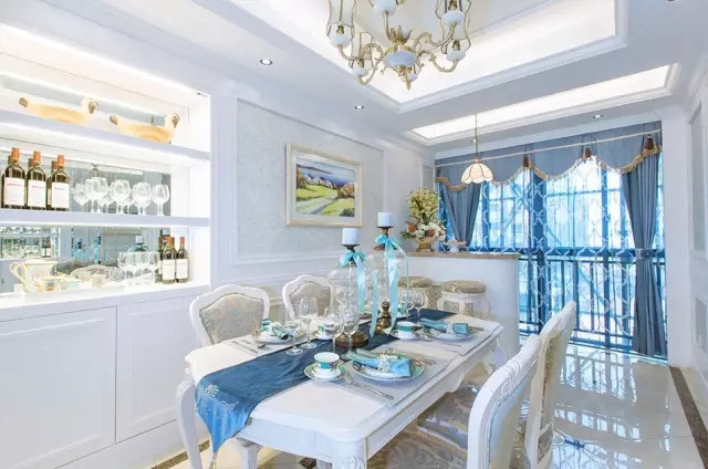 130平欧式三居室,墙纸+护墙板将墙面划分?的?方方正正