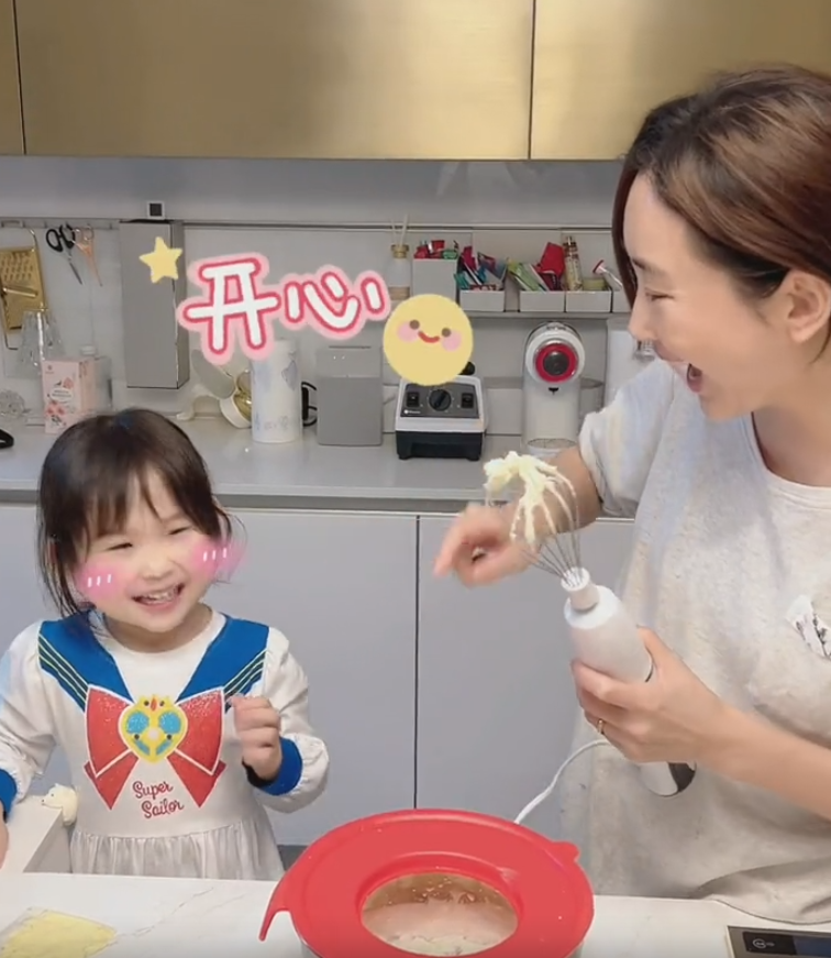 杜若溪|严宽妻子杜若溪小区跑步！穿健身裤秀火辣身材，被封控在家20多天