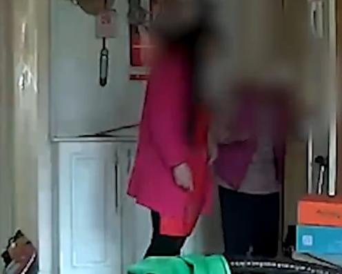 57岁女看护虐打84岁老人:挣这份钱,又不想遭这份累
