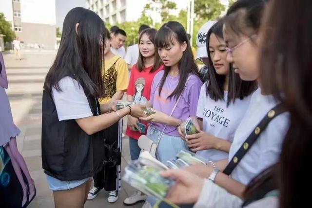 大学|大学4年花了15万,父母含泪哭诉,毕业薪资每月到手才3000元