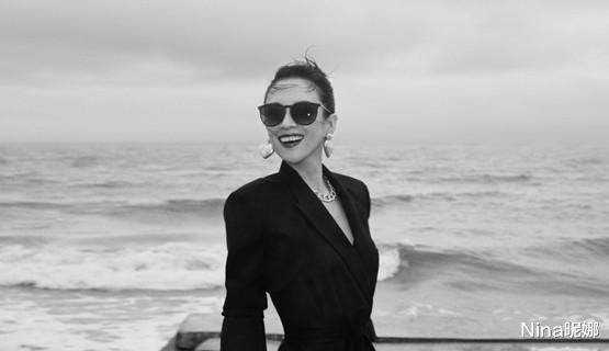 章子怡久违露面为新电影撑场,穿针织衫戴名表容光焕发,形象大变样