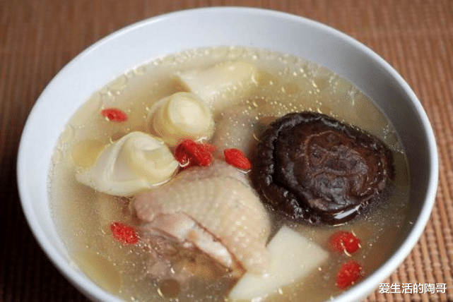 便秘|建议女人:常喝2白汤,3宝汤,4红汤,驱寒补营养,面如桃花过冬