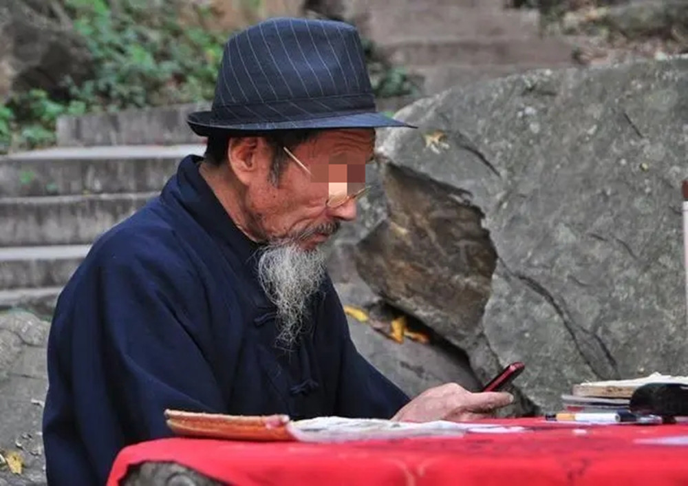 2014年,四川一还俗僧人当街砍死算命先生,凶手:他算得太准了