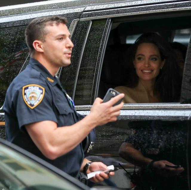 安吉丽娜·朱莉|以为要找麻烦!朱莉坐车遇到警察靠近关切攀谈对话,下秒要求自拍