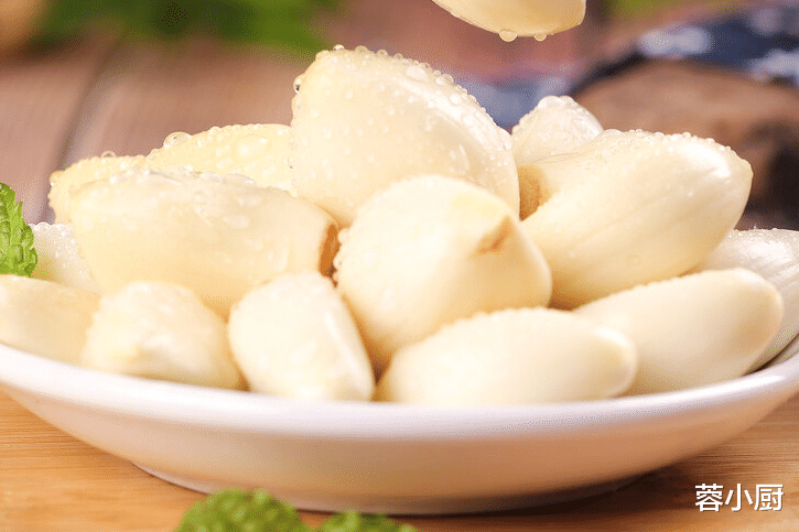 冬季牙齿娇嫩，建议多吃“3红3白2绿”，缓解敏感，无惧冷热酸甜