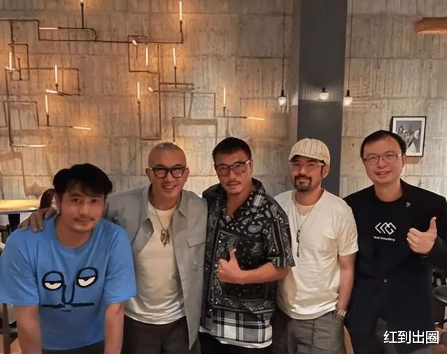 大S|大S婚后深夜聚会显醉意,素颜皮肤白到发光,锁骨处刻纹身表白老公