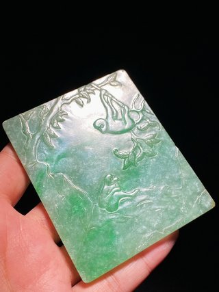 |清 老坑飘绿翡翠 灵猴松鹿纹 玉板 插屏
