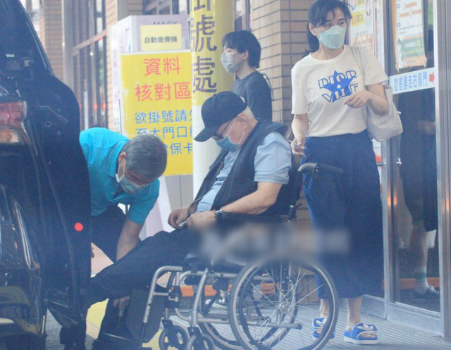 李靓蕾|84岁富豪坐轮椅紧急就医，王力宏57岁前岳母贴心陪伴，曾多次牵手