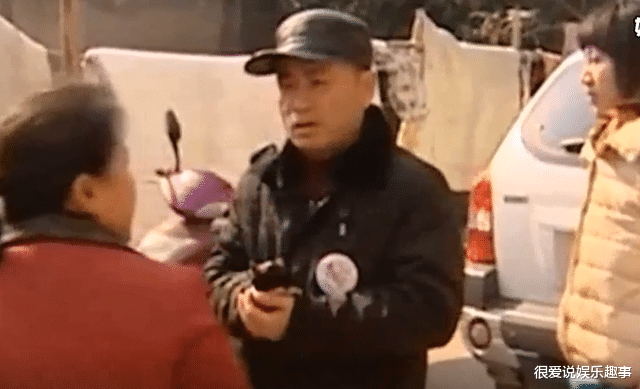 婆婆街头暴打儿媳,丈夫要求退还彩礼,妻子:700多天不能被你白睡