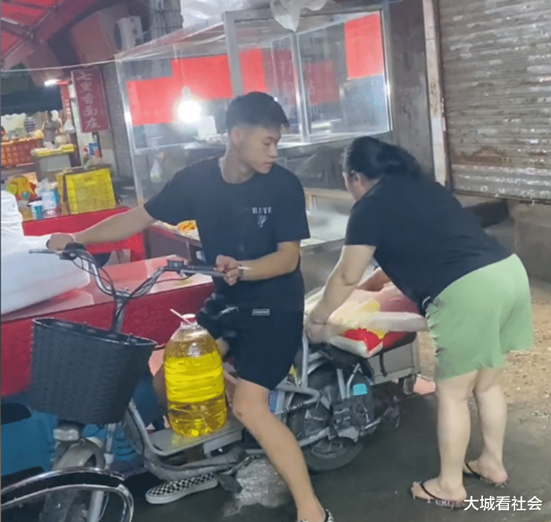 广东一男子开快递驿站,一年就亏了10多万,表哥劝说转让还不肯