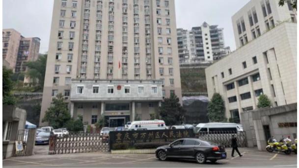 重庆万州，一包工头因工程款结算与业主发生纠纷。签订结算协议后，包工头不服气