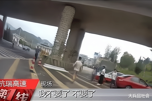 送重病父亲去医院因超员被查,男子怒将儿子丢出车外,网友怒了