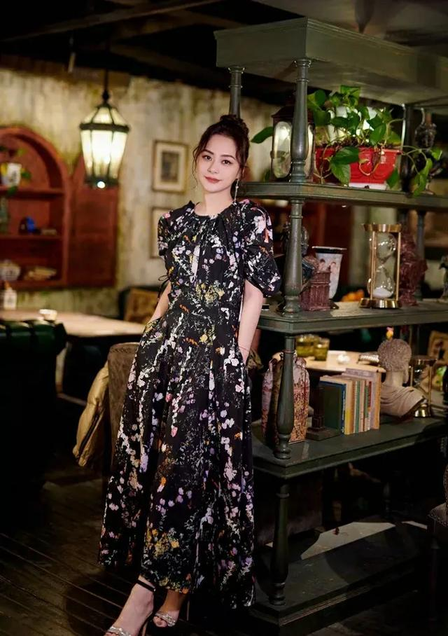 阿娇|阿娇瘦了真好看，穿印花长裙演绎公主风，同框阿Sa略显成熟。