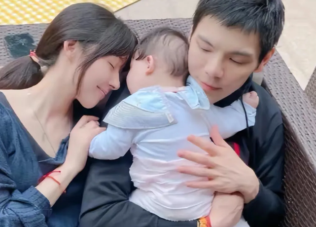 郭碧婷|郭碧婷向佐的婚姻实质，没那么简单！难怪在订婚时郭父忧心忡忡了