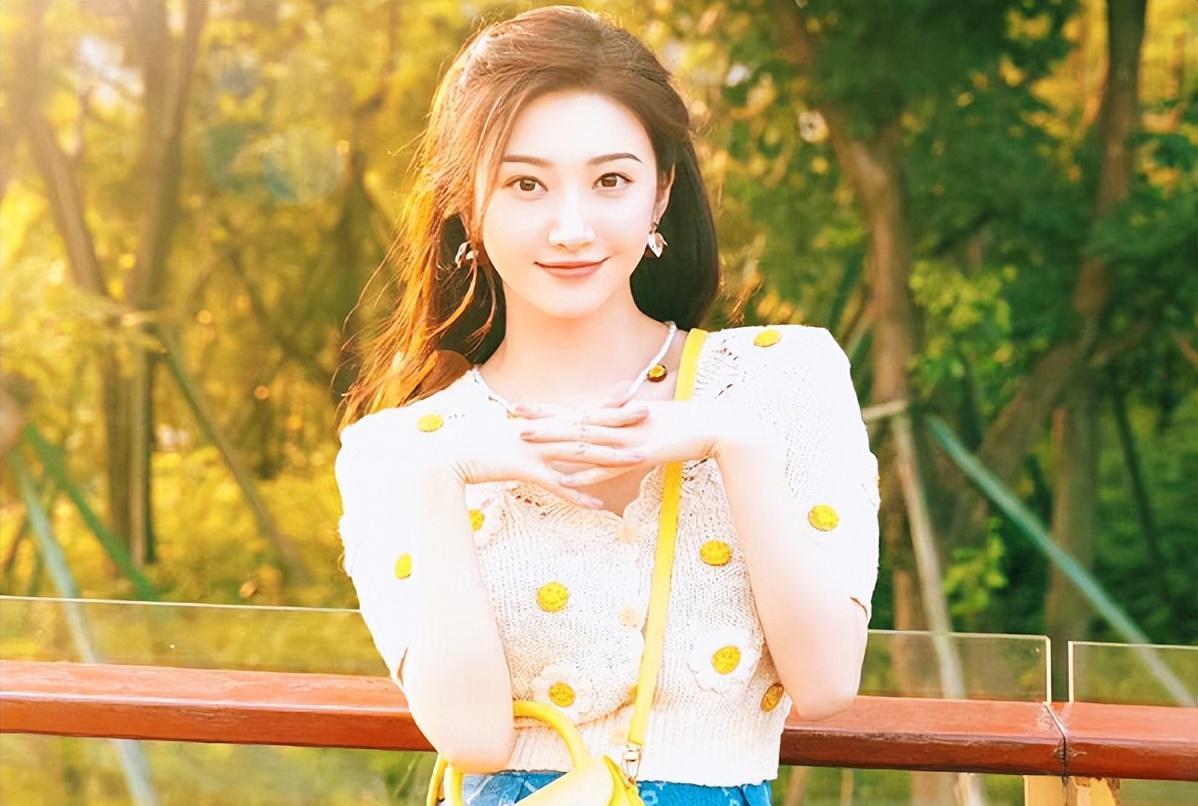 景甜|景甜情色广告风波后首露面!包裹严实怕被认出,餐桌上闷头玩手机