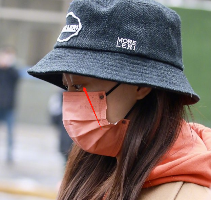 张小斐|36岁张小斐现身春晚二彩，穿橘色卫衣显活力，浓妆难掩疲惫状态