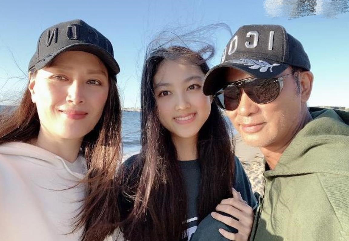 任达华|17岁任晴佳近照曝光,穿紧身裙出海游玩,小麦肤色遗传任达华