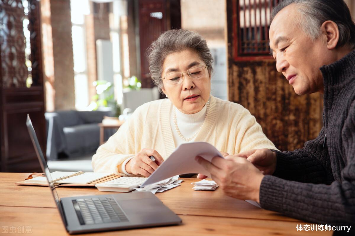 阿尔茨海默病|5类人易患老年痴呆，身体出现这些情况，多留意，及早锻炼大脑