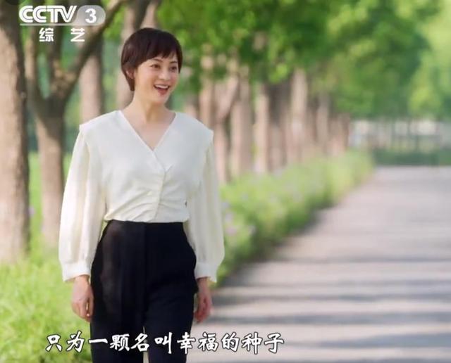 快递员|国庆晚会亮点多:周冬雨的简历,孙俪的指甲,还有黑板上的文字